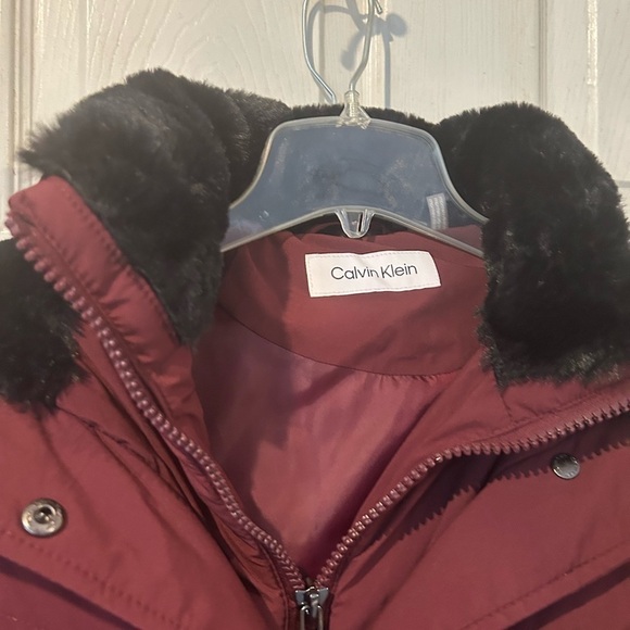 Calvin Klein NWT Burgundy Women’s Faux Fur-Lined Hooded Puffer Coat Size XS - Picture 11 of 12